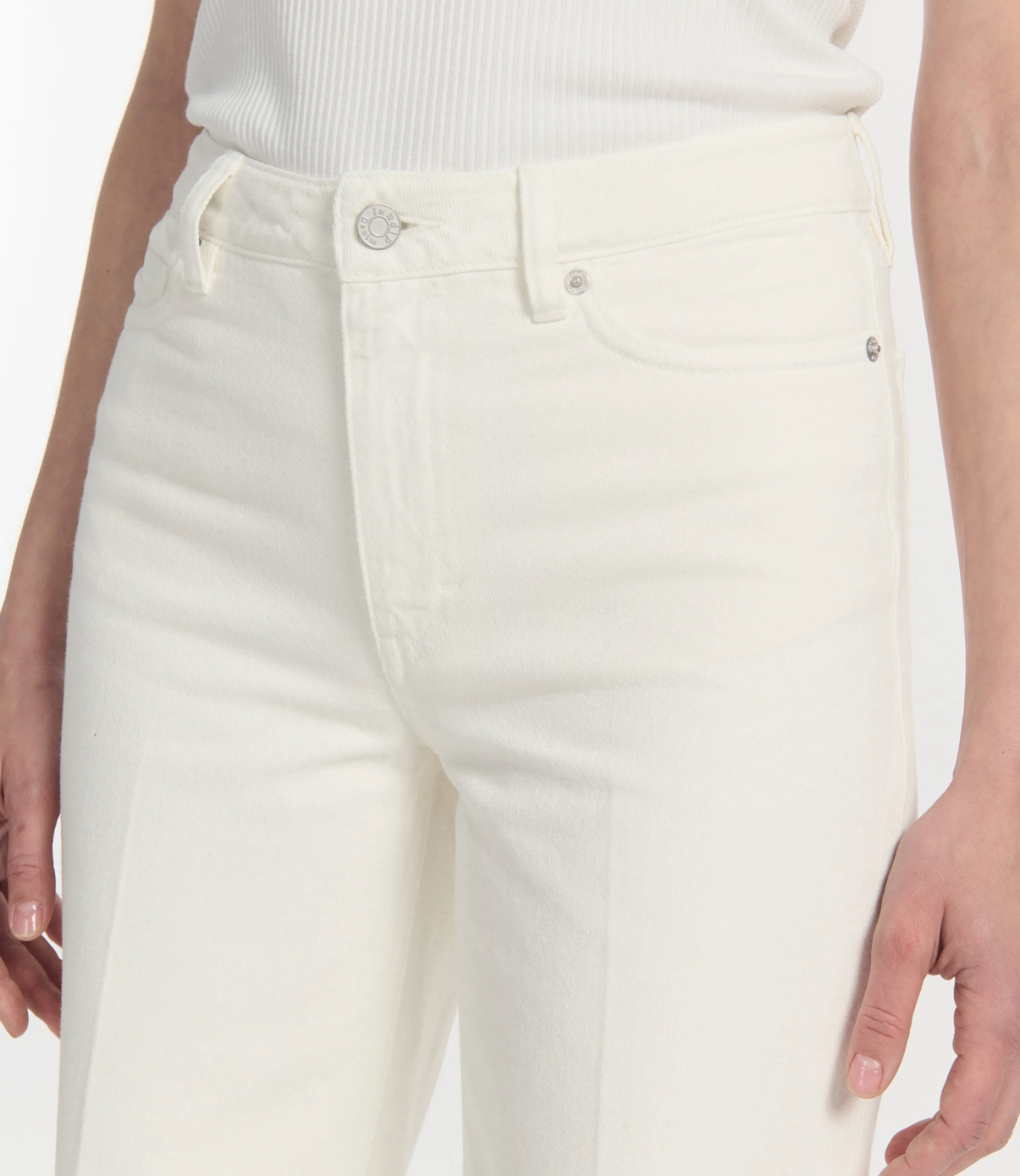 Comment intégrer des jeans blancs dans votre garde-robe