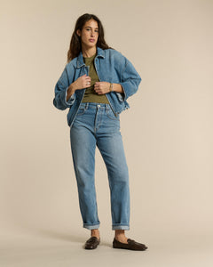 Jean femme en denim stone wash bleu clair, coupe droite classique, tissu 100 % coton offrant un maintien confortable et une silhouette adaptable.