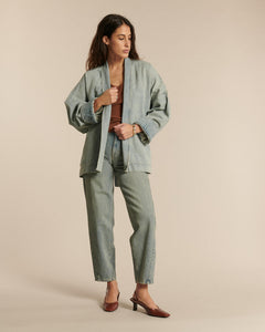 Jean en denim 100 % coton de couleur bleu délavé clair, coupe droite légèrement ample, s’adaptant à toutes les morphologies pour un style confortable et moderne.