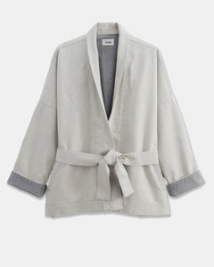 Veste légère en denim non teint de couleur gris granit, coupe ample avec manches larges et ceinture à nouer, idéal pour un style décontracté et féminin.