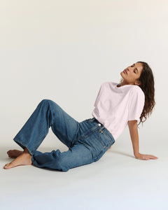 Jean femme en denim bleu moyen, coupe large et droite, en coton, offrant un ajustement confortable et adapté à toutes les morphologies.