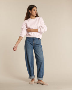Jean pour femme en denim bleu moyen 100 % coton, coupe large et droite avec ourlets retroussés, offrant un confort et une silhouette décontractée.