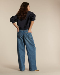 Jean femme en denim bleu clair 100% coton, coupe large et droite offrant un confort optimal et un style décontracté adapté à toutes les morphologies.