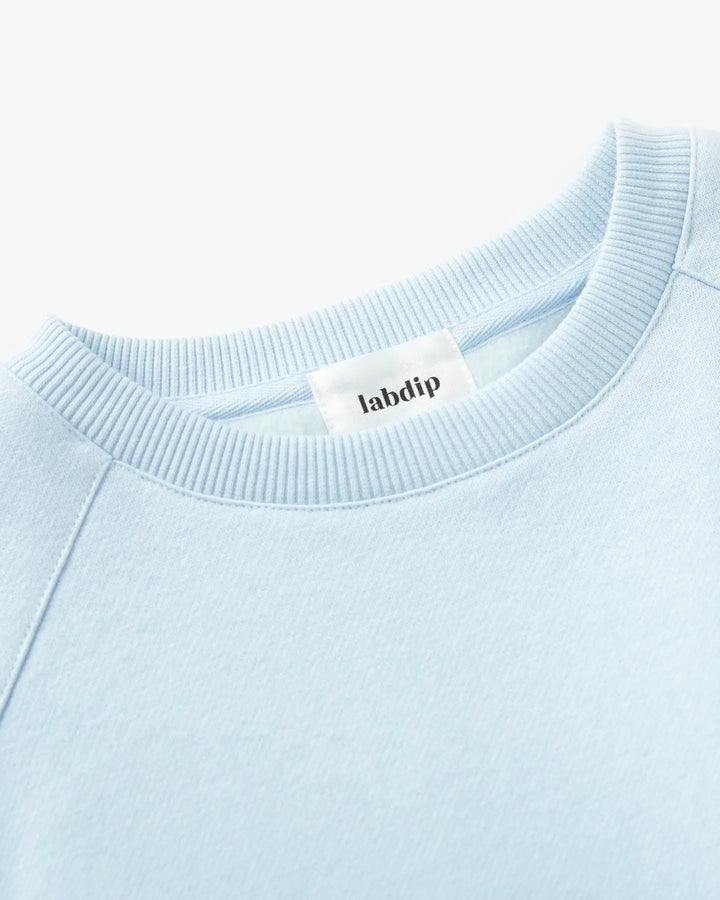 Sweat léger en coton couleur bleu glace avec col rond côtelé, finition douce et coupe décontractée idéale pour un style casual confortable.