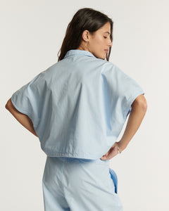 Pantalon en popeline légère bleu clair, coupe droite confortable et fluide, adapté à toutes les morphologies pour un style estival décontracté.