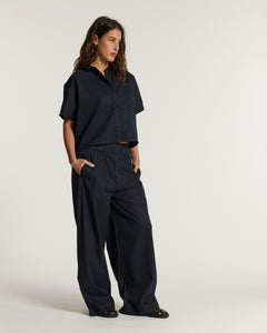 Pantalon en popeline de coton bleu marine, coupe ample et fluide avec taille élastiquée, idéal pour un style décontracté et féminin adaptable à toutes les morphologies.