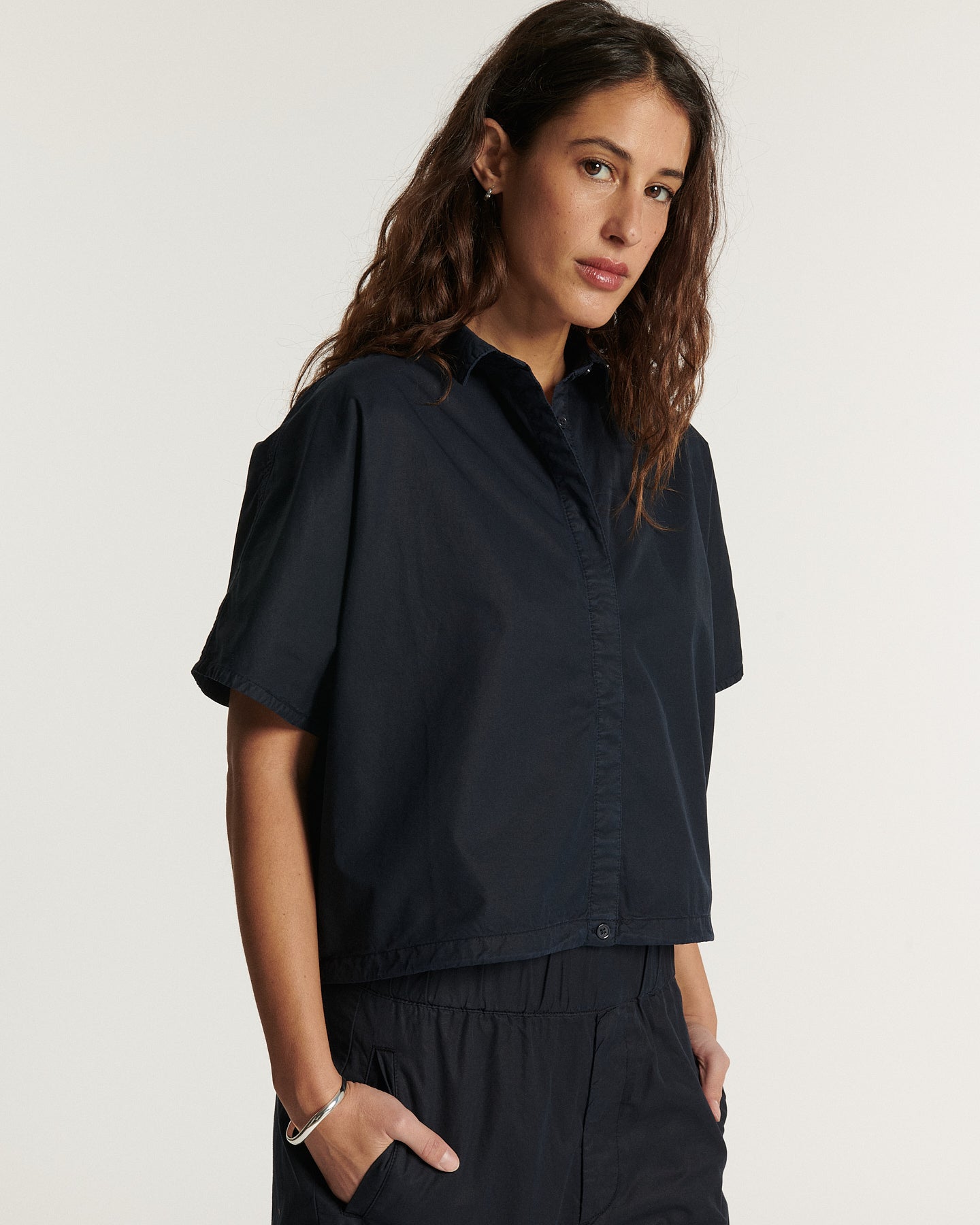 Jean femme en popeline de coton bleu marine avec coupe droite et confortable, adapté à toutes les morphologies pour un look estival élégant.