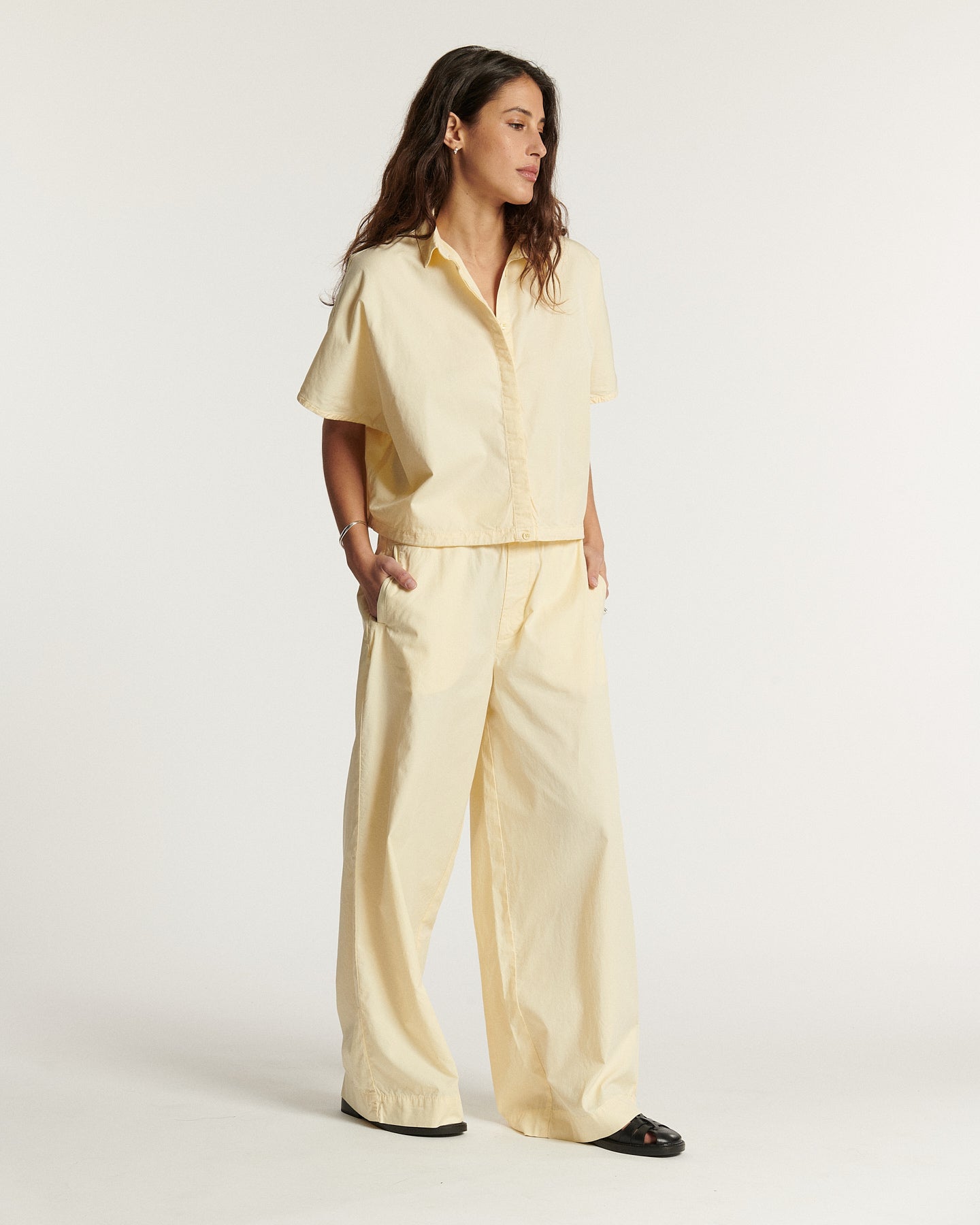 Pantalon large pour femme en popeline vanille légère, coupe fluide et confort optimal, parfait pour une silhouette élégante et décontractée.