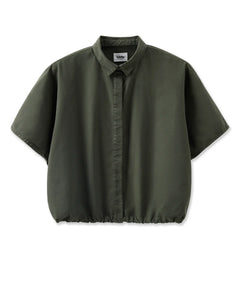 Chemise femme kaki en popeline légère, coupe ample avec manches courtes et col classique, idéale pour un style décontracté et élégant.