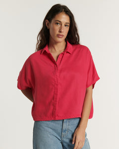 Jean femme en denim bleu clair 100 % coton avec coupe droite classique qui s’adapte à toutes les morphologies pour un confort optimal.
