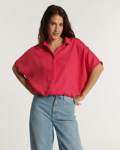 Jean femme en denim bleu clair, coupe droite et taille haute, matière douce en Tencel pour un confort léger et une silhouette ajustée.