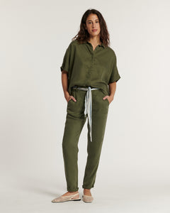 Pantalon en Tencel vert kaki au tissu fluide et léger, coupe droite ajustée, idéal pour femme recherchant un jean confortable et élégant qui s’adapte à toutes les morphologies.