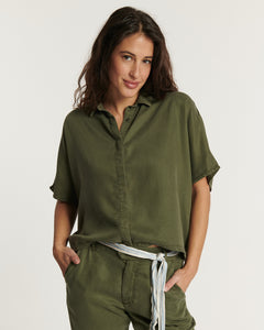 Pantalon femme kaki en tissu tencel, coupe droite ajustée qui met en valeur toutes les morphologies avec un toucher doux et fluide.