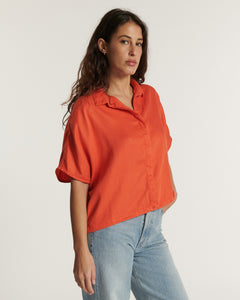 Jean femme en denim bleu clair, coupe droite avec tissu en coton doux et léger, adapté à toutes les morphologies pour un confort estival optimal.