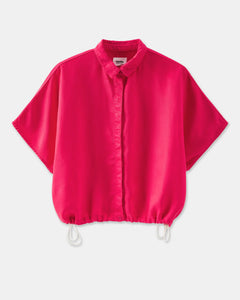 chemise fluide femme en tissu léger fuchsia avec col classique et manches courtes larges, coupe ample ajustable par cordons de serrage à la base