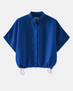 Chemisier bleu vif en tissu fluide avec manches courtes larges, col classique, et cordons ajustables à la taille pour une coupe décontractée.