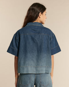 Jean femme en denim biologique bleu délavé effet halo, coupe ample et confortable, adapté à toutes les morphologies pour un style décontracté et moderne.