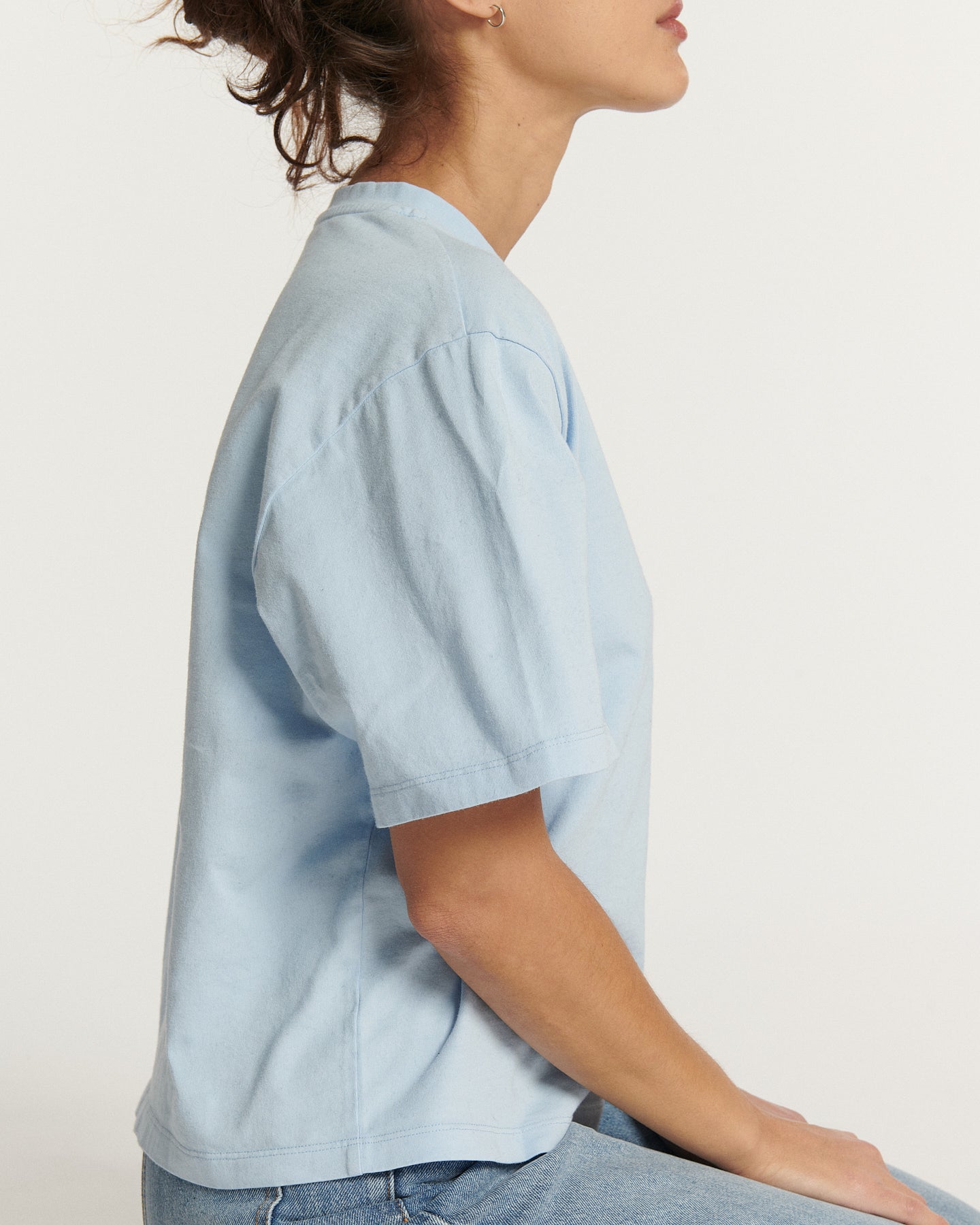 Jean en denim bleu clair 100 % coton avec une coupe droite et un fit ajusté, offrant un style estival féminin et confortable.