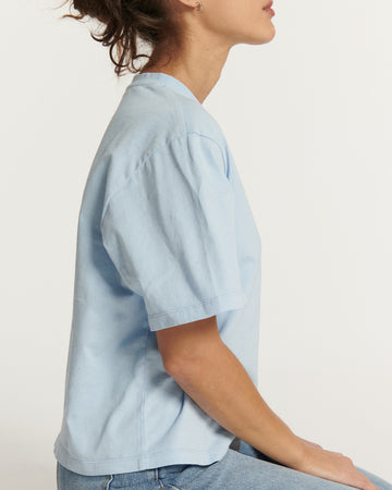 Jean en denim bleu clair 100 % coton avec une coupe droite et un fit ajusté, offrant un style estival féminin et confortable.