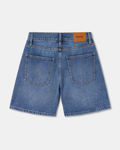 Short denim femme en jean 100% coton de couleur bleu clair, coupe droite, finition classique avec poches arrière et ceinture avec passants.