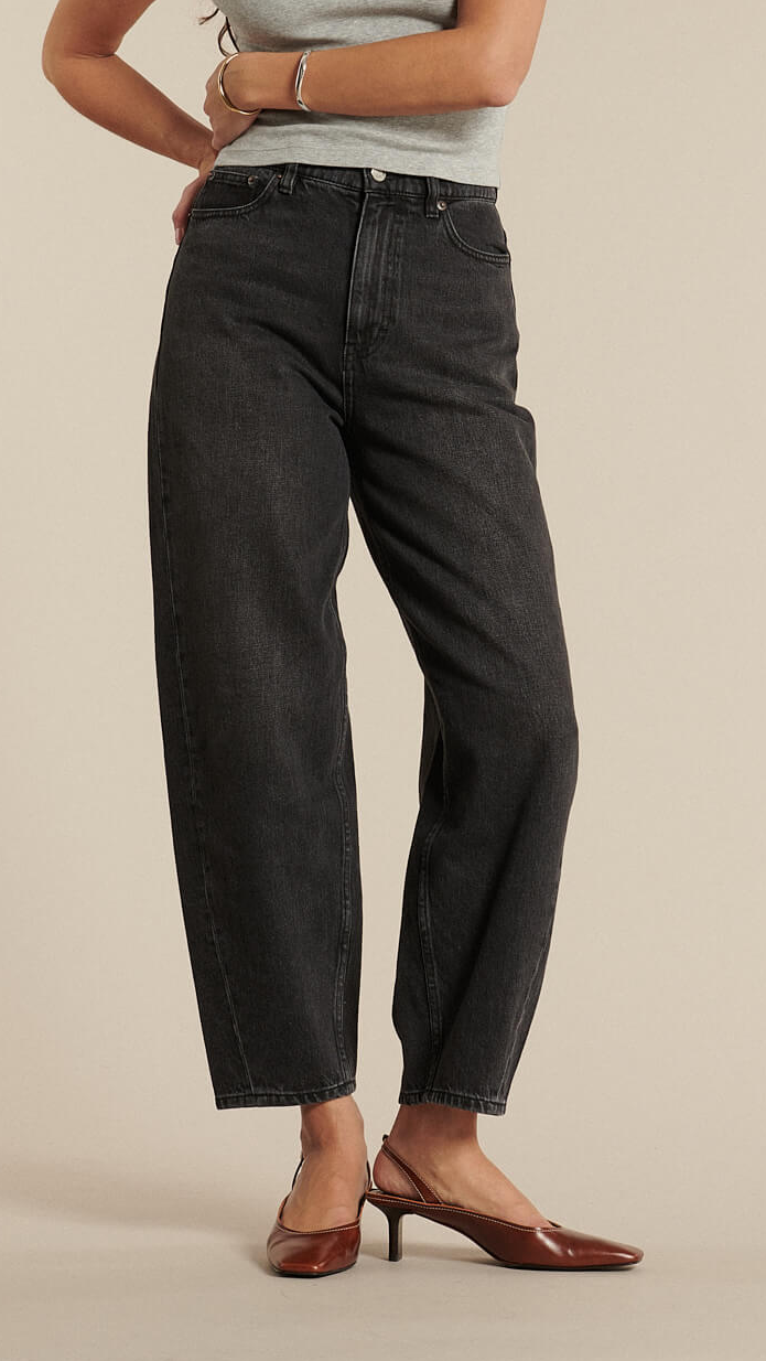 Jean pour femme en denim noir délavé, coupe droite légèrement ample, taille haute, matière 100 % coton offrant un tombé fluide et confortable.