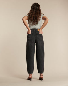Jean femme en denim noir délavé avec coupe droite légèrement ample, tissu 100 % coton confortable et adapté à toutes les morphologies.
Porté par le mannequin de dos
