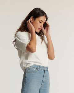 Jean droit en denim bleu clair 100 % coton, coupe ajustée et confortable adaptée à toutes les morphologies féminines pour un style décontracté.