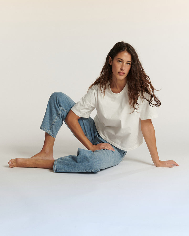 Jean droit en denim léger bleu clair, confectionné en coton, offrant une coupe confortable et adaptable à toutes les morphologies féminines.
Jean ballon JEMMA en denim bleu clair porté par le mannequin en pied, vue de face, coloris IN 27.