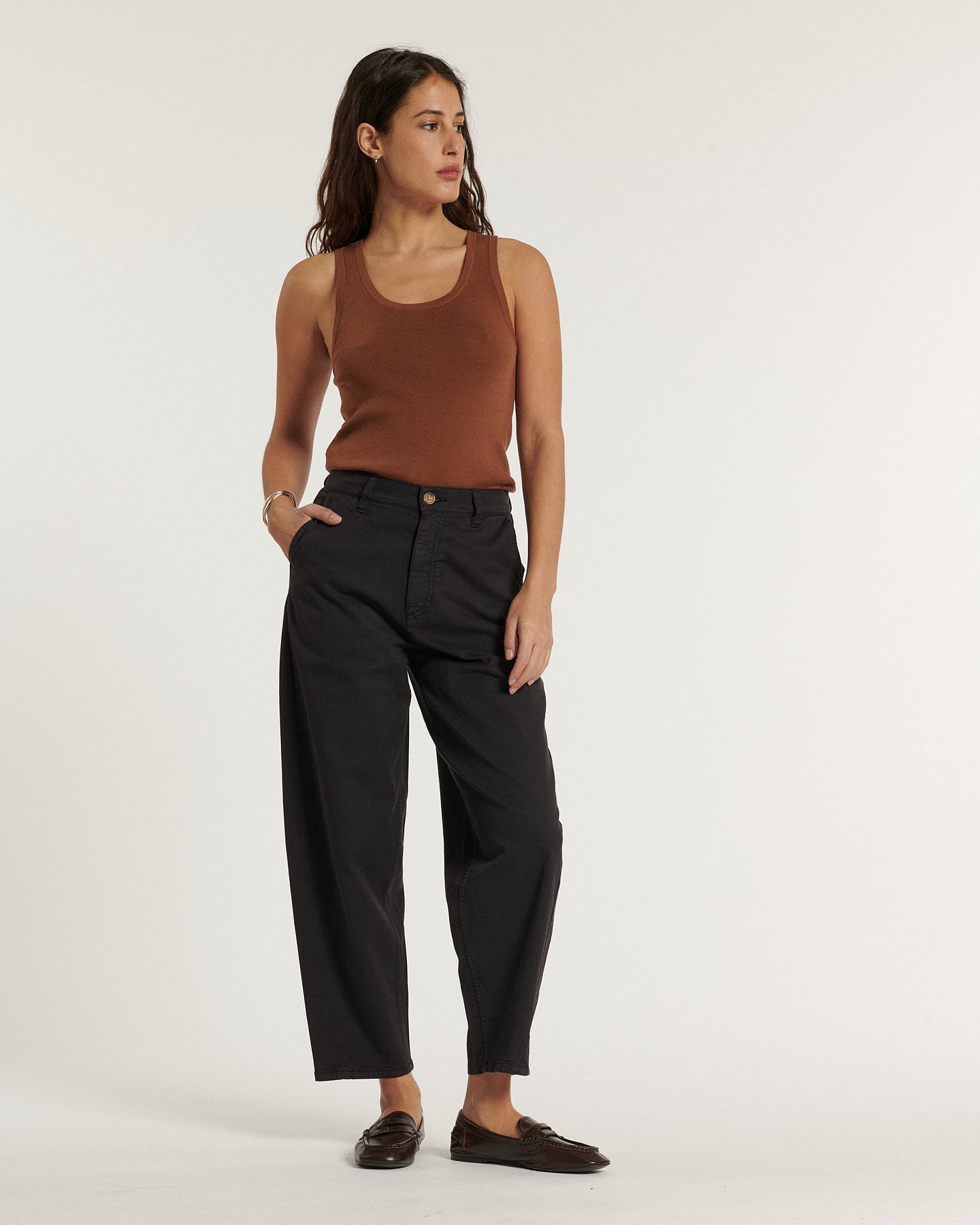 Jean femme en coton stretch noir avec coupe droite et taille haute, s’adaptant parfaitement à toutes les morphologies pour un confort au quotidien.