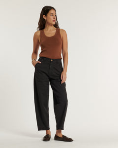 Jean femme en coton stretch noir avec coupe droite et taille haute, s’adaptant parfaitement à toutes les morphologies pour un confort au quotidien.