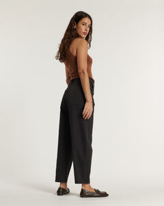 Jean femme en denim noir avec coupe droite et taille haute, tissu stretch confortable qui s'adapte à toutes les morphologies pour un style polyvalent et décontracté.
