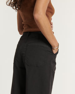 Jean femme en coton noir avec coupe droite et taille haute, tissu stretch confortable qui s'adapte à toutes les morphologies pour un porté élégant et décontracté.