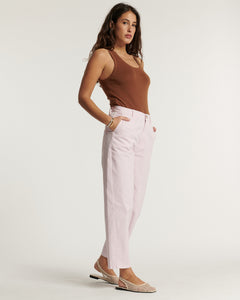 Jean pour femme en denim stretch couleur rose clair, coupe droite et confortable qui s'adapte à toutes les morphologies.