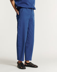 Jean femme en denim bleu outremer, coupe droite et ajustée, matière stretch confortable qui s’adapte à toutes les morphologies pour un porté facile au quotidien.