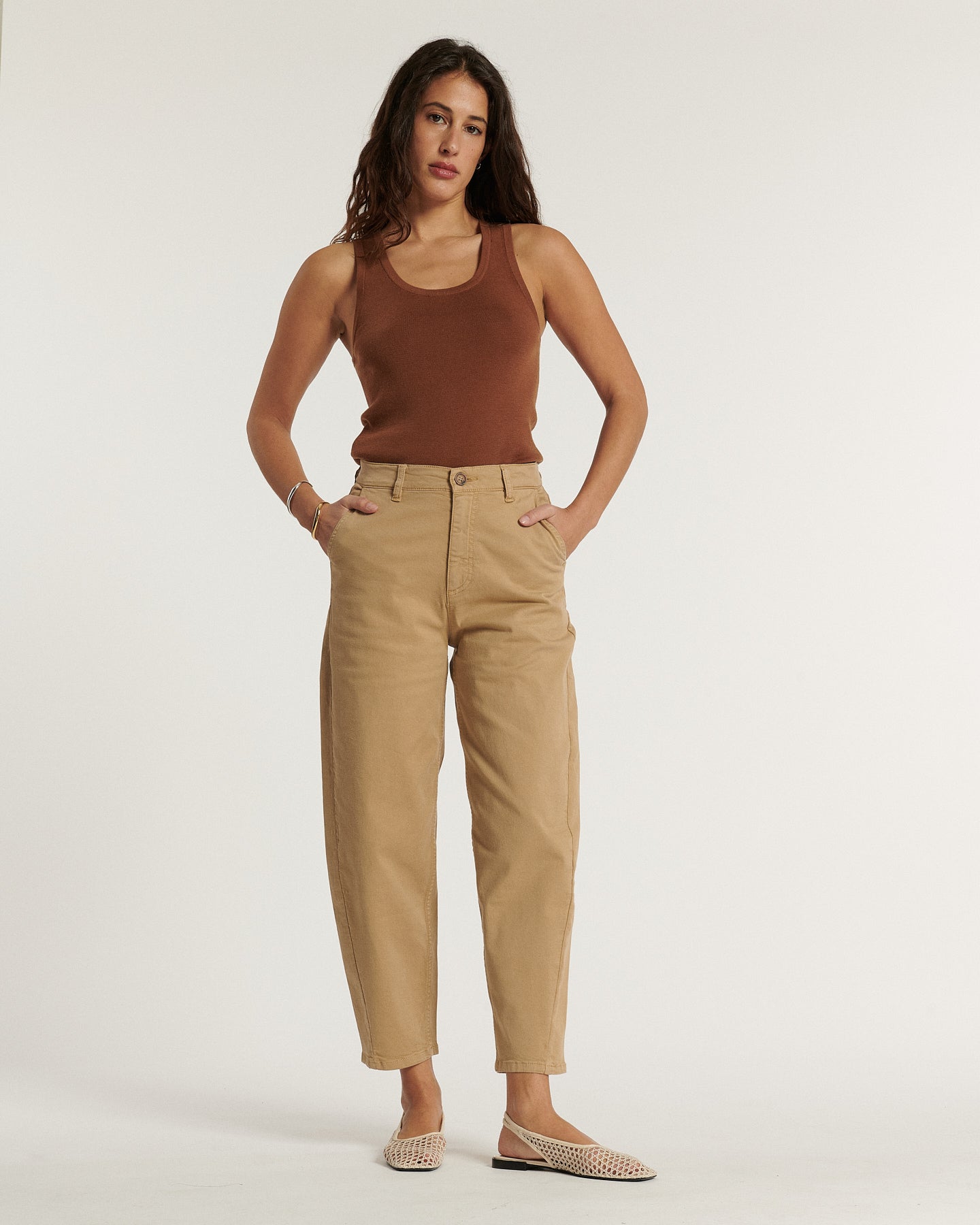 Jean pour femme en coton couleur praline, coupe droite et taille haute avec une matière stretch confortable qui s’adapte à toutes les morphologies.