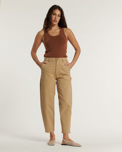 Jean pour femme en coton couleur praline, coupe droite et taille haute avec une matière stretch confortable qui s’adapte à toutes les morphologies.