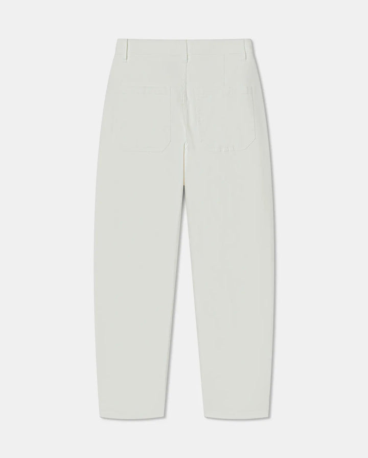 Jean blanc en coton stretch avec coupe droite et poches plaquées à l'arrière, idéal pour un confort ajusté et adapté à toutes les morphologies.