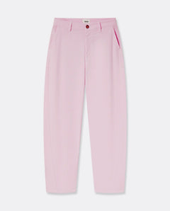 Pantalon en coton rose clair avec coupe utility droite, taille haute et ajustée, conçu pour un confort stretch qui s’adapte à toutes les morphologies féminines.