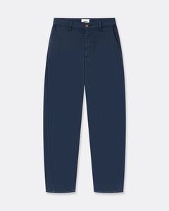 Jean pour femme en coton stretch bleu marine, coupe droite légèrement ajustée, matière confortable et souple pour s’adapter à toutes les morphologies.