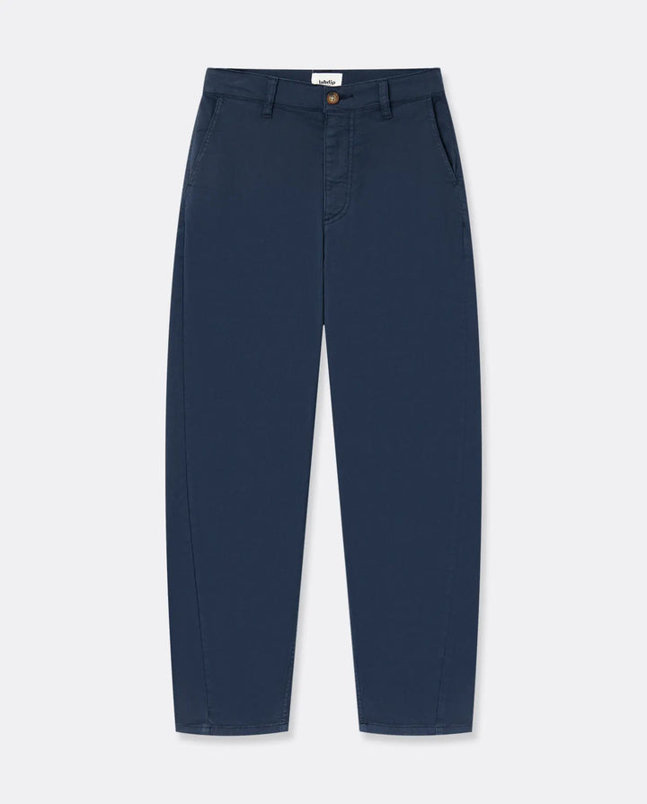 Jean pour femme en coton stretch bleu marine, coupe droite légèrement ajustée, matière confortable et souple pour s’adapter à toutes les morphologies.