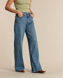 Jean en denim 100 % coton bleu ash, coupe droite large qui épouse toutes les morphologies, idéal pour un style décontracté et féminin.
Porté par le mannequin de face