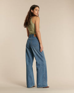 Jean en denim bleu clair 100 % coton avec une coupe large et droite, offrant un tomber fluide et confortable, parfait pour toutes les morphologies féminines.
Porté par le mannequin de dos