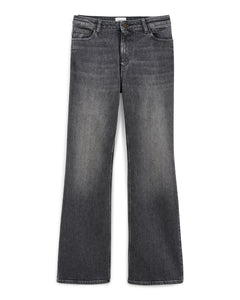 Jean femme en denim 100% coton de couleur gris clair, coupe bootcut légèrement évasée, offrant un ajustement confortable et élégant pour toutes les morphologies.