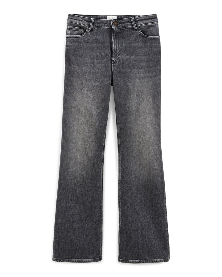 Jean femme en denim 100% coton de couleur gris clair, coupe bootcut légèrement évasée, offrant un ajustement confortable et élégant pour toutes les morphologies.