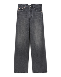 Jean droit en denim gris dusty, coupe large et longue, matière en coton résistante, conçu pour s’adapter à toutes les morphologies féminines.