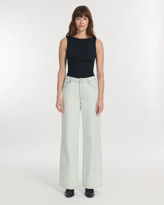 Jean femme en denim 100 % coton d'un bleu très clair tirant sur le blanc, coupe large et droite, offrant un style décontracté et confortable adapté à toutes les morphologies.
