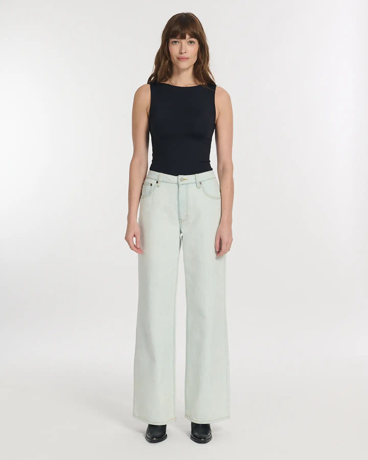 Jean femme en denim 100 % coton d'un bleu très clair tirant sur le blanc, coupe large et droite, offrant un style décontracté et confortable adapté à toutes les morphologies.