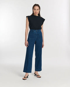 Jean femme en denim 100 % coton bleu foncé avec coupe large et taille haute, offrant un style décontracté et confortable pour toutes les morphologies.
