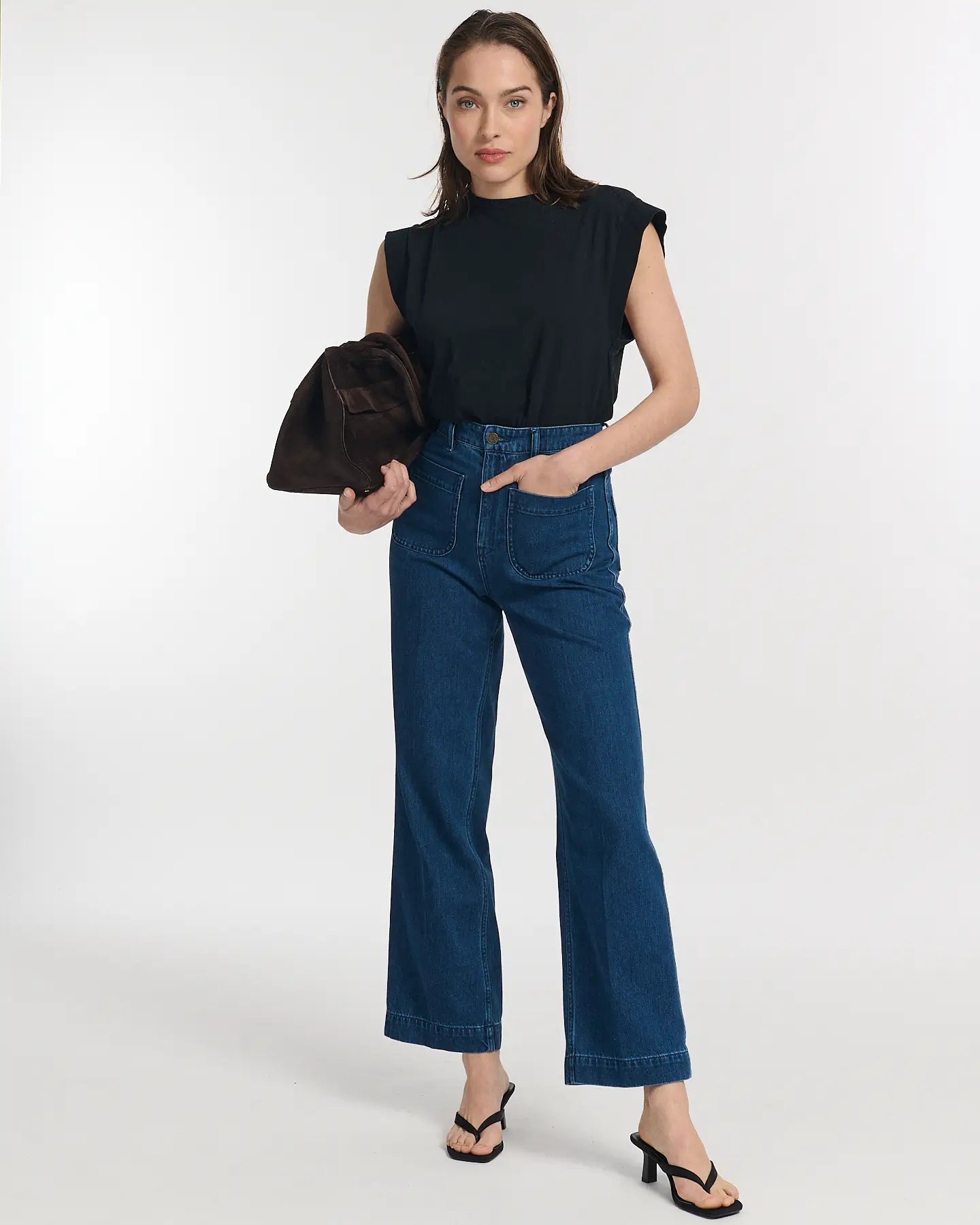 Jean femme en denim bleu foncé, coupe large et droite, matière 100 % coton offrant un tombé fluide et confortable, idéal pour toutes les morphologies.
