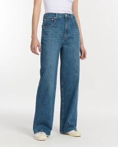 Jean en denim bleu moyen 100% coton avec coupe large et taille haute, offrant un confort décontracté et une silhouette fluide adaptée à toutes les morphologies femme.